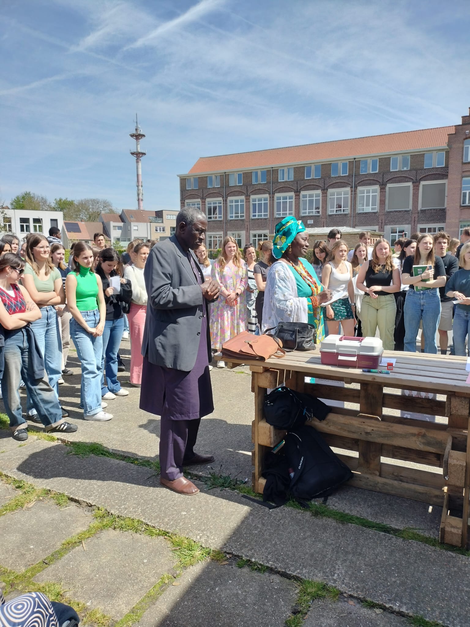 mr and mdm sene op bezoek collegium 4